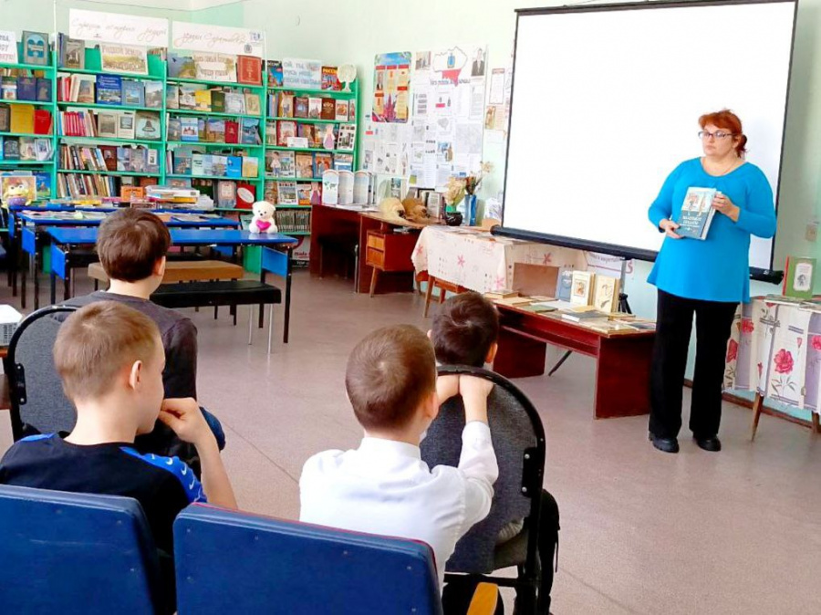 Сотрудники Мечётненской библиотеки управления культуры и кино администрации района провели для школьников  информационный час 